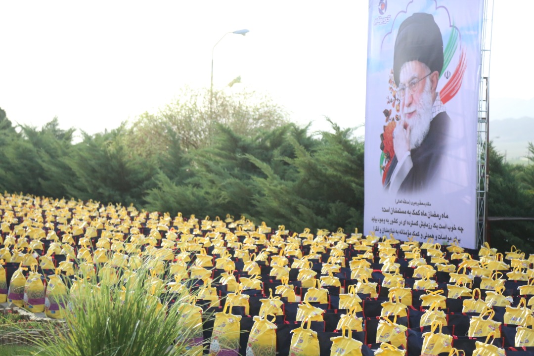 اهدای 1000بسته معیشتی کارکنان کویر تایردر رزمایش کمک مومنانه