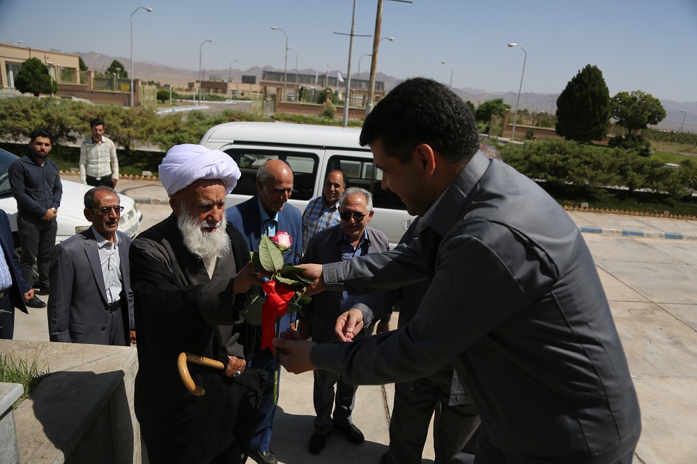 حضور مرحوم آیت الله ربانی در آیین تکریم وبزرگداشت اعضای هیات موسس کویرتایر به روایت تصویر