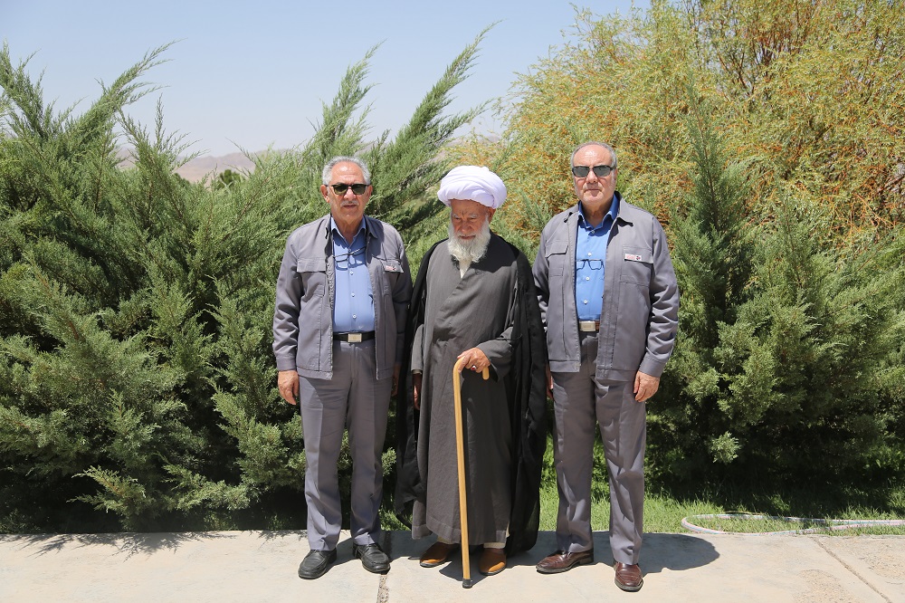 حضور مرحوم آیت الله ربانی در آیین تکریم وبزرگداشت اعضای هیات موسس کویرتایر به روایت تصویر