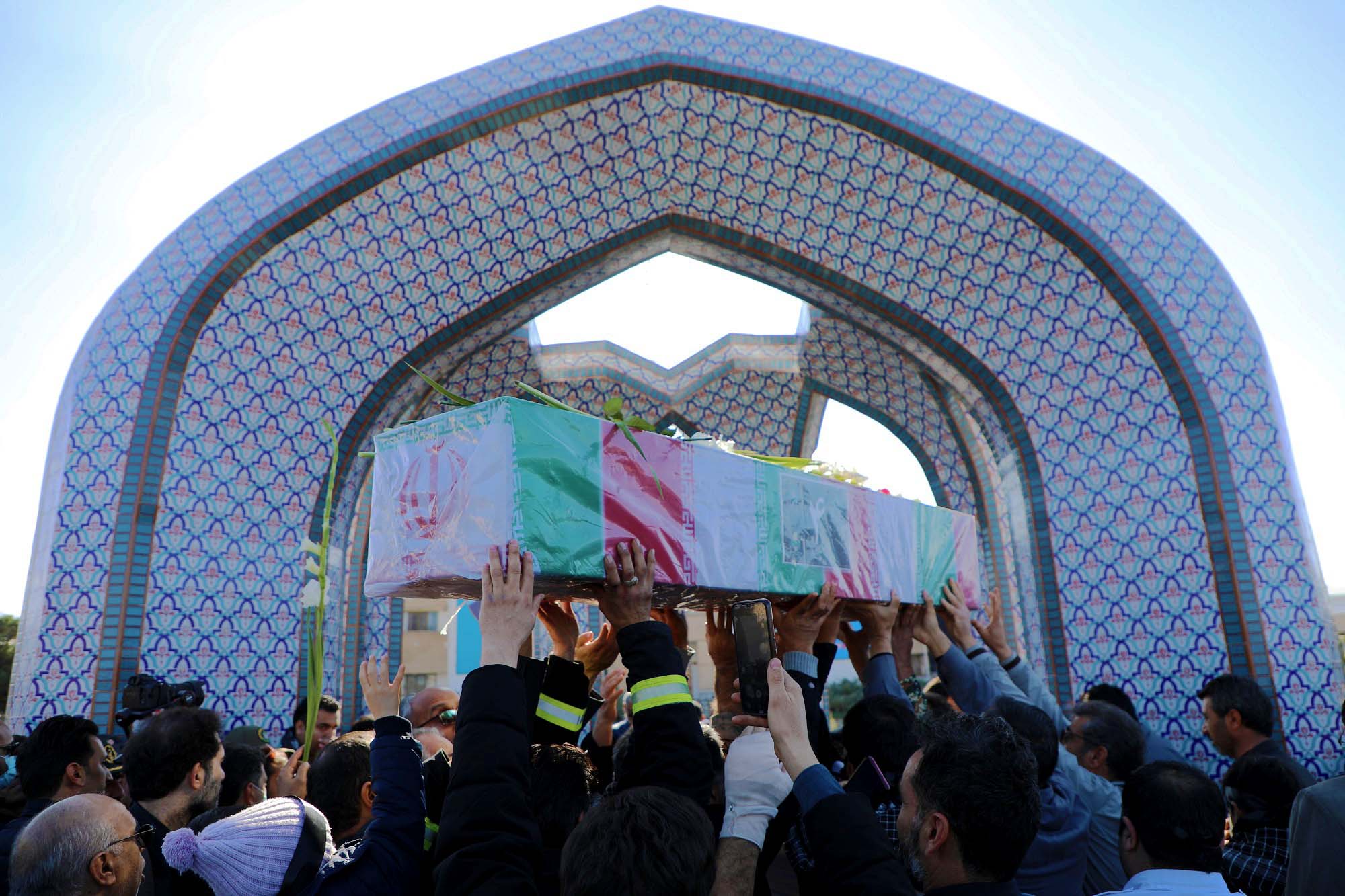 کویرتایر، شهید گمنام به آغوش کشید