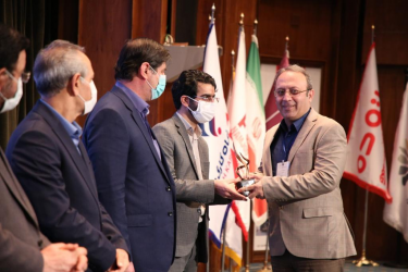 اعطای نشان لیاقت مدیریت ایران به شرکت کویرتایر