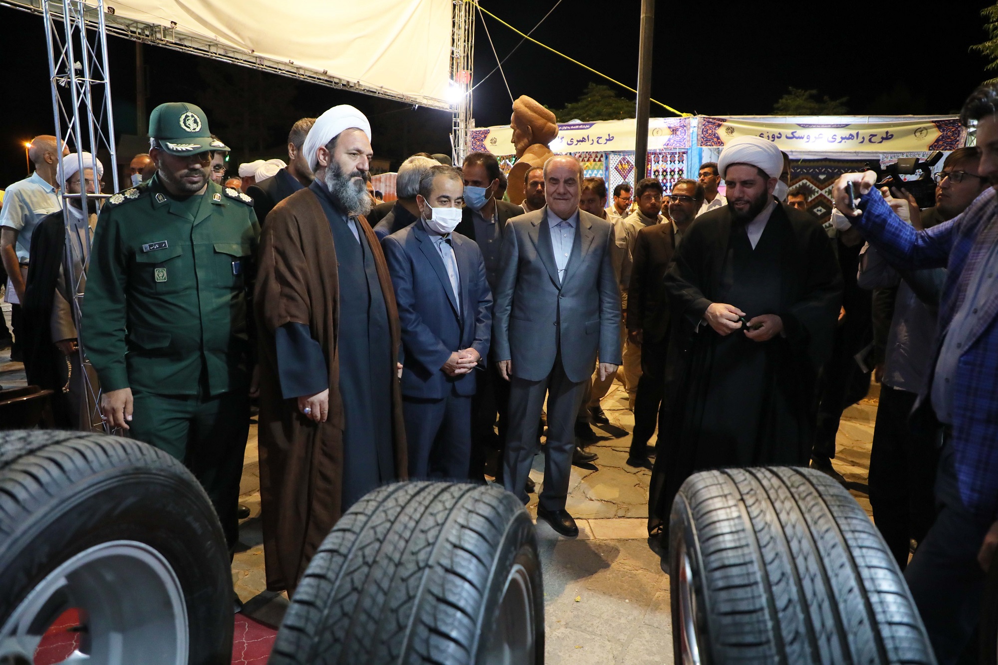 بازدید استاندار خراسان جنوبی از غرفه کویرتایر در نمایشگاه اقتصاد به توان مردم