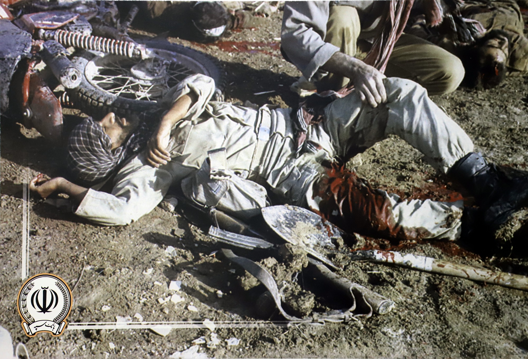 اهدا لوح و تابلو به مدیر عامل کویرتایر از سوی مدیر عامل بانک سپه به مناسبت هفته دفاع مقدس