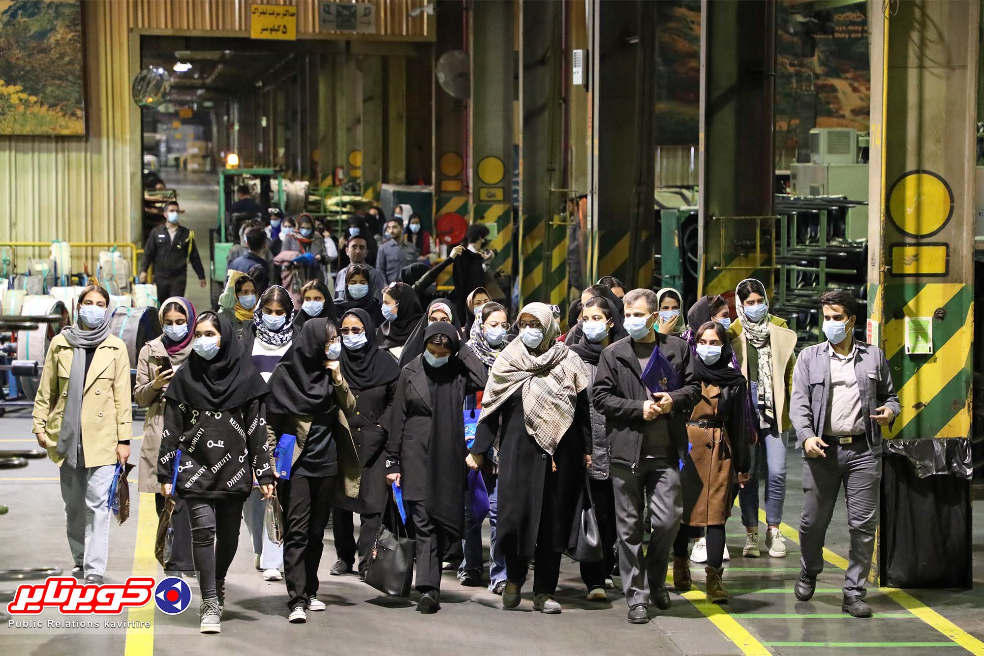 بازدید دانش آموزان دختر اردوی راهیان پیشرفت و امید از کارخانه کویرتایر