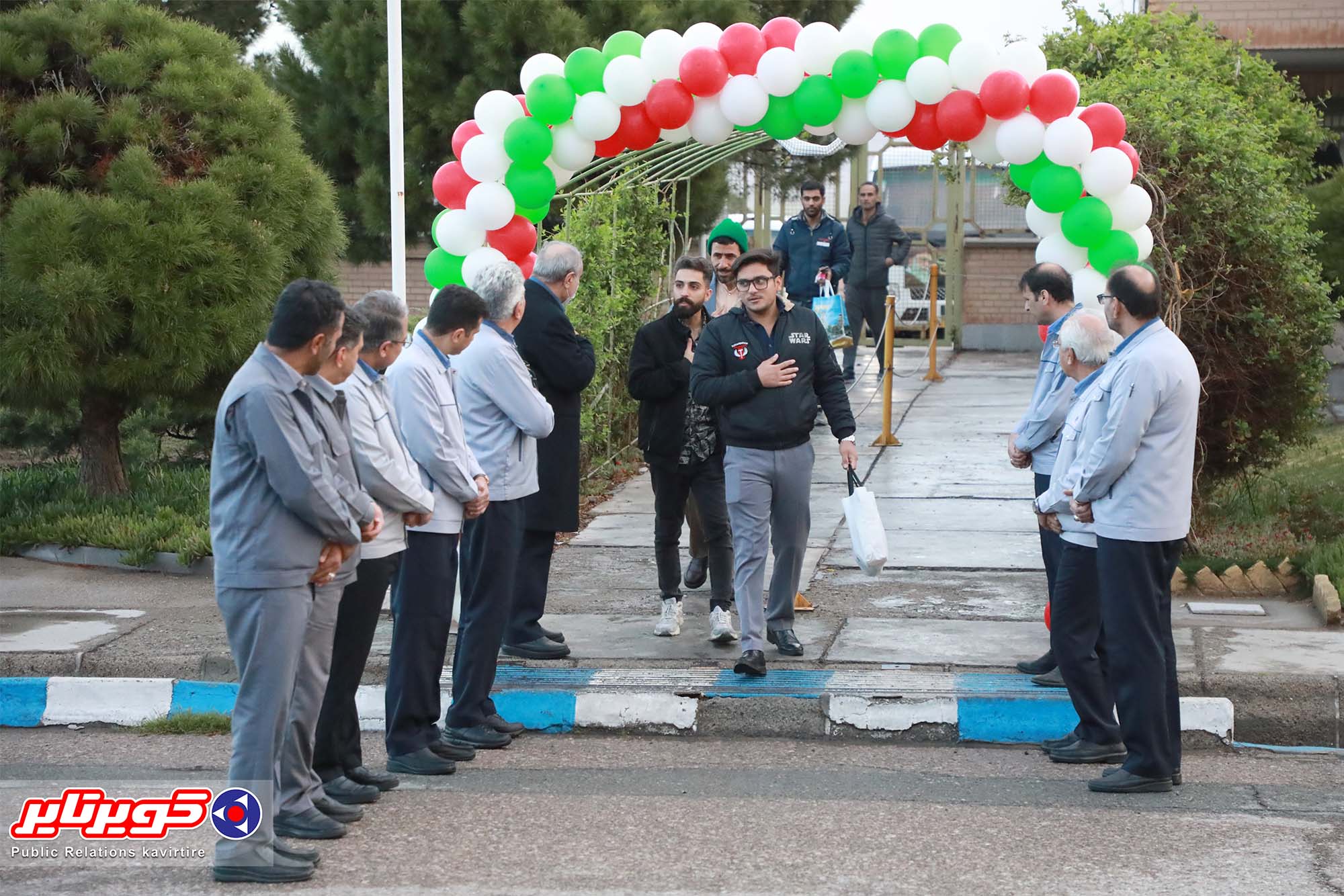 گزارش تصویری | تبریک مدیرعامل به همکاران در اولین روز کاری کارخانه