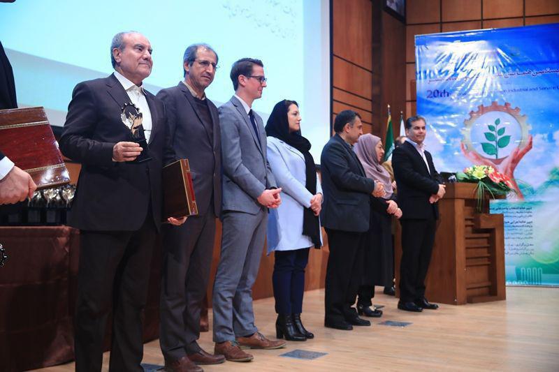 اعطاء لوح و تندیس واحد صنعتی سبز کشور به شرکت کویرتایر