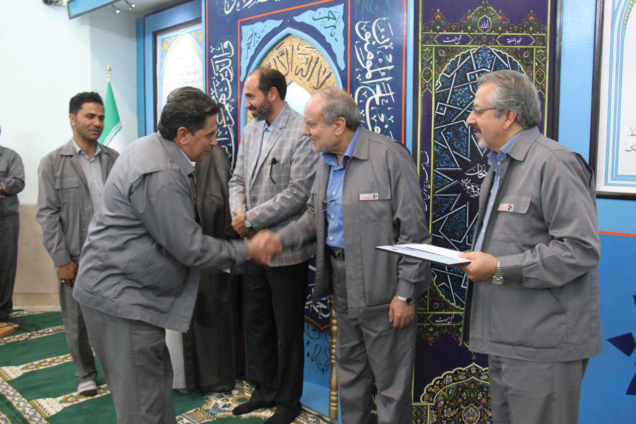 کارگران نمونه شرکت کویر تایر تجلیل شدند