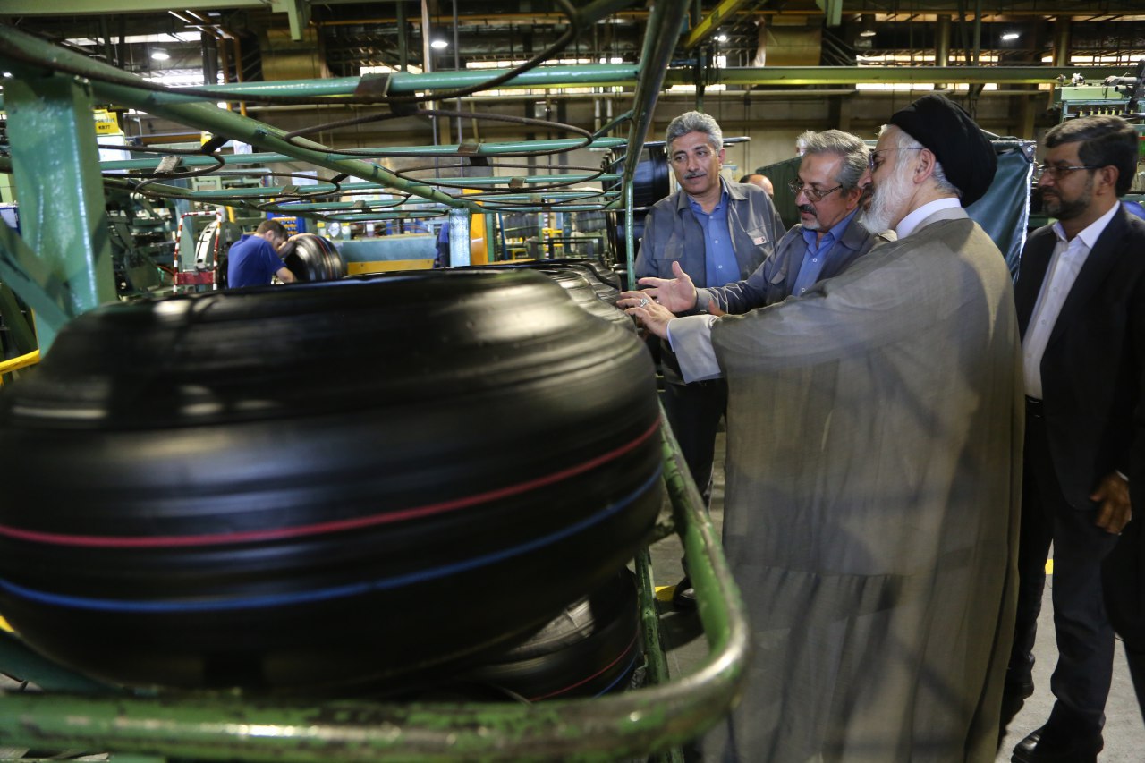 بازدید  حجت الاسلام والمسلمین عبادی نماینده  محترم مردم شهرستان های بیرجند ، خوسف و درمیان ،  مهندس ناصری فرماندار محترم بیرجند و مهندس شهرکی رییس سازمان صمت خراسان جنوبی از کارخانه کویرتایر